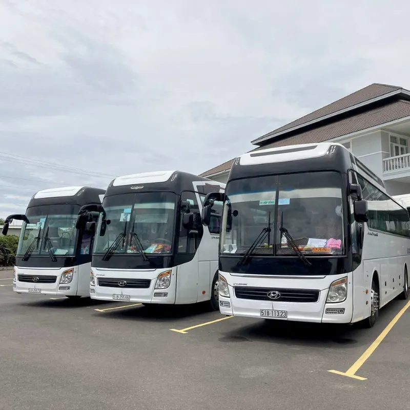 vietnamtour Scenic drive to a golf course with a reliable Vietnam golf transfer service.