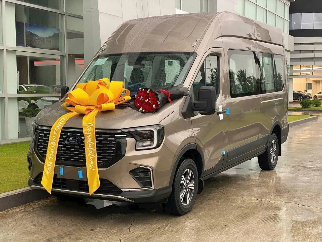vietnamtour Safe and comfortable minibus tour with Hire 16 seater van Vietnam service in Vietnam.