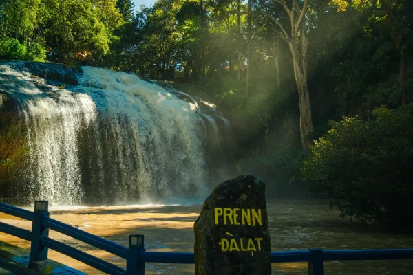 Vietage luxusný vlak stredným Vietnamom