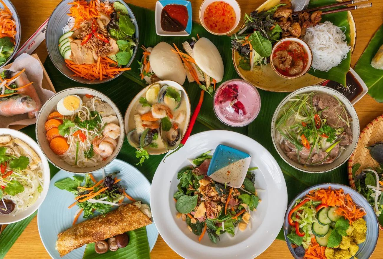 vietnamtour مجموعة سعودية تتناول الطعام الحلال في مطعم مريح ضمن جولات طعام حلال فيتنام.