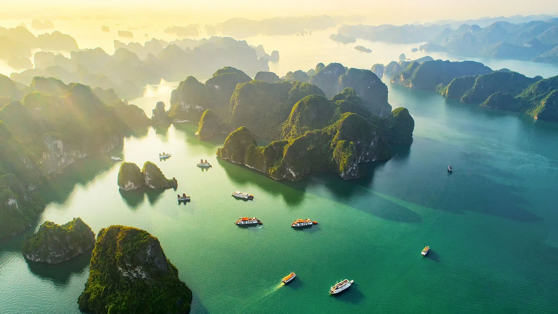 vietnamtour Familie nyder solnedgang på privat luksus cruise i Halong Bay