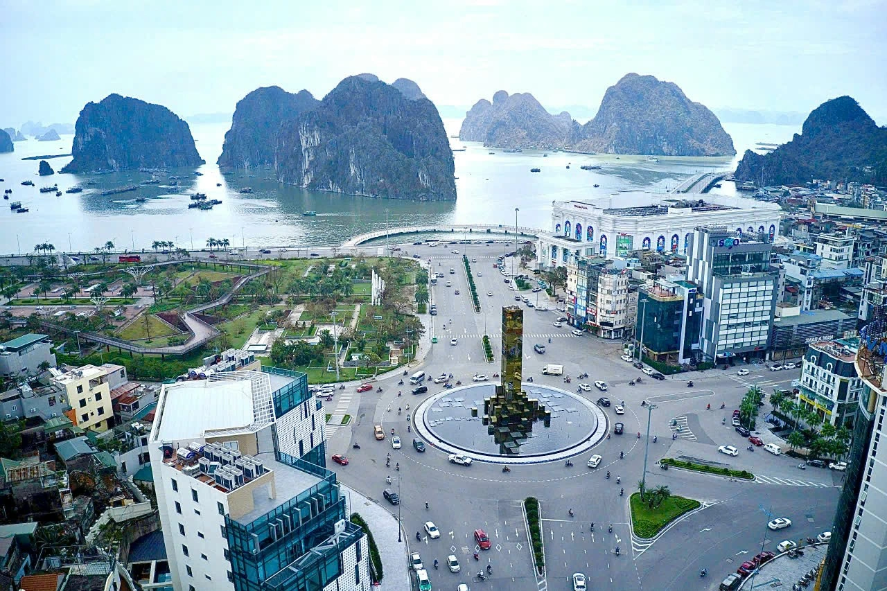 vietnamtour Sunset over Ha Long Bay karsts with a traditional junk boat — comparing phong nha caves vs ha long bay.