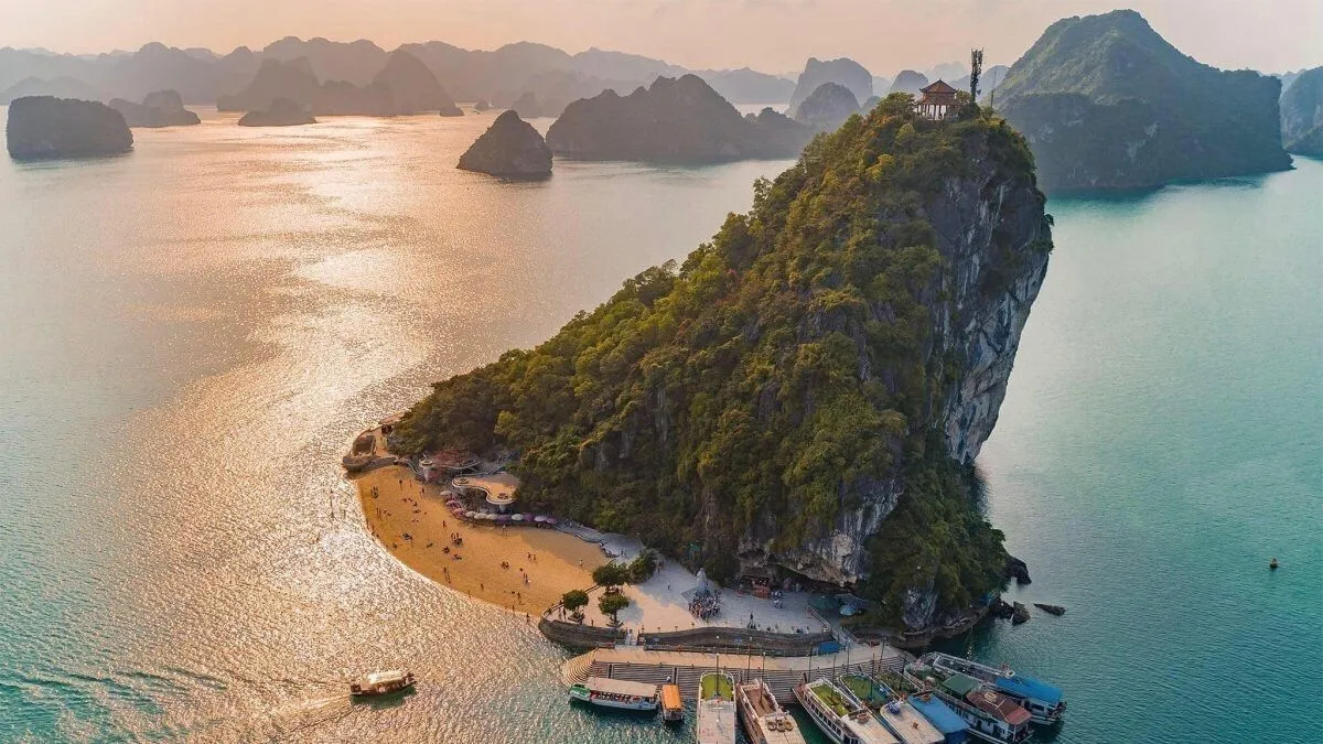 vietnamtour Let helikoptérou Halong s panoramatickým výhľadom na vápencové ostrovy.