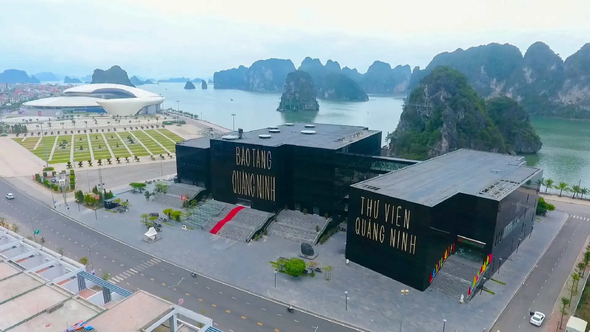 vietnamtour Gezin geniet van een luxe maaltijd aan boord van een privé boot in Hạ Long Bay.