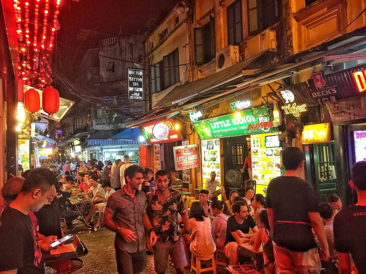 vietnamtour Family cooking traditional Vietnamese dishes together in a market during vietnam tailor made holidays