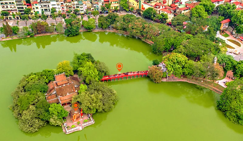 vietnamtour Wanderer auf einem grünen Reisfeld in Sapa, Vietnam. eigener vietnam reiseplan