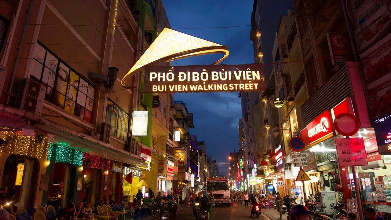 Interior de un hotel lujo saigon con decoración vietnamita y lámparas de seda