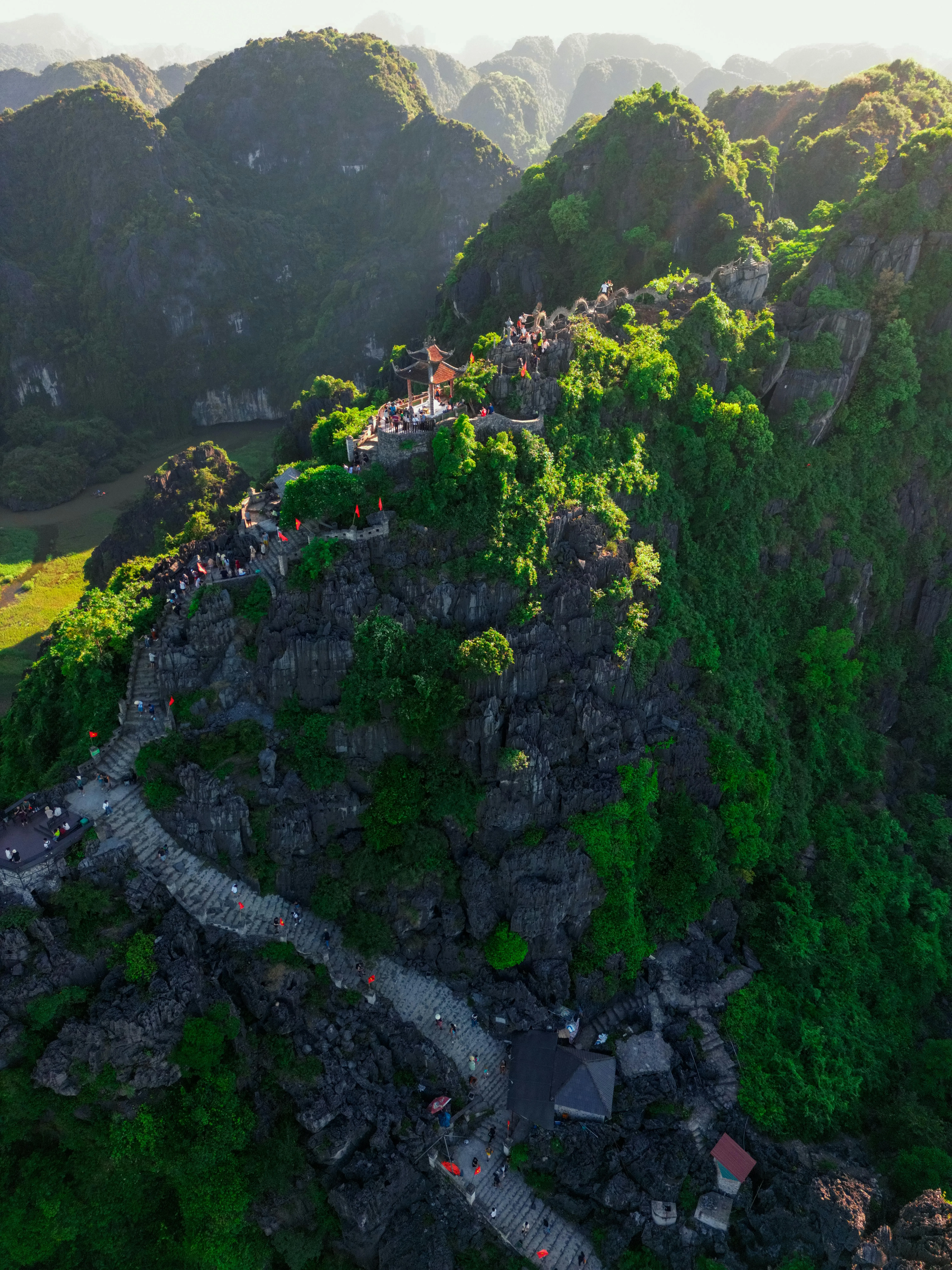 Gezinsboottocht in Tam Coc met kalksteenformaties tijdens een dagtour ninh binh.