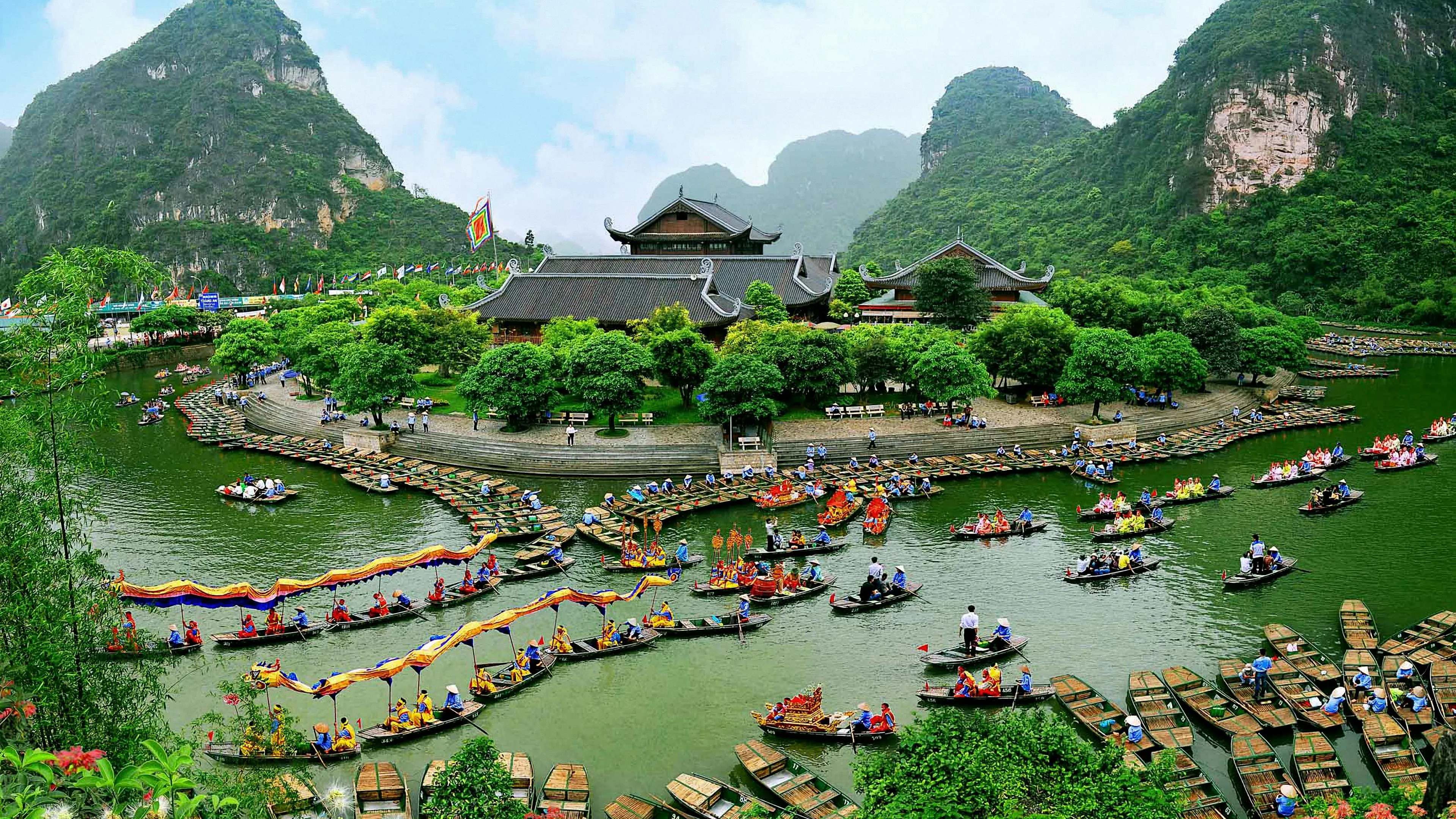 vietnamtour Relaxace u bazénu s výhledem na moře během detox pobytu Vietnam.