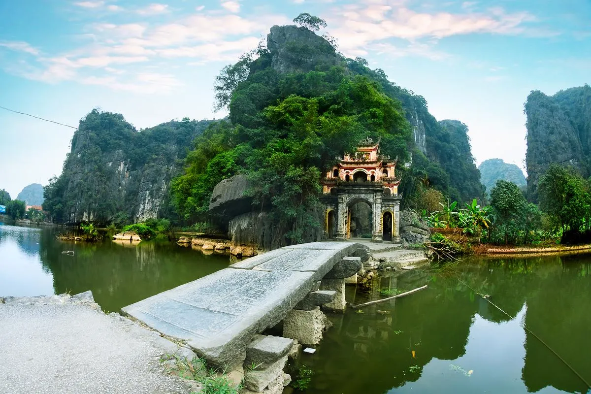 vietnamtour عائلة كويتية تتناول وجبة حلال في مطعم يطل على النهر خلال جولة نينه بينه.
