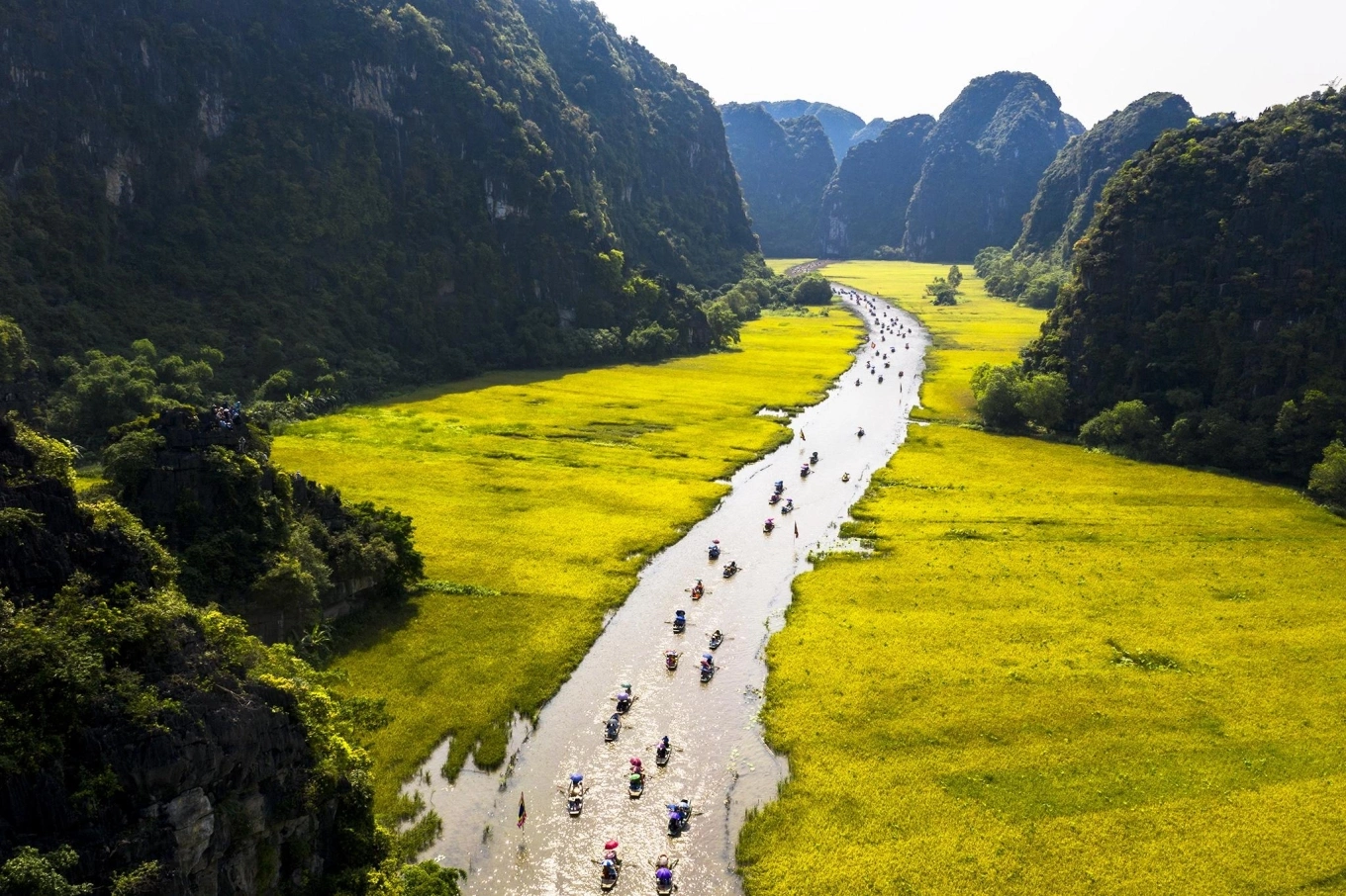 vietnamtour Reisende på dagstur ninh binh i Trang An nyter båttur blant kalksteinsklipper