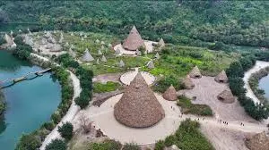 Lokale gids deelt cultuur met toeristen in Ninh Binh tijdens een dagtour ninh binh.