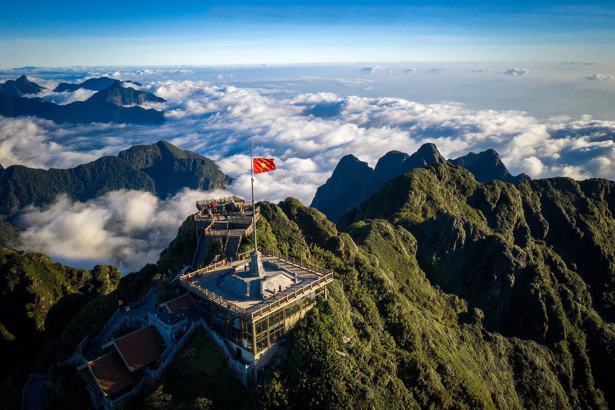 vietnamtour Sapa trekking tour showcasing stunning rice terraces