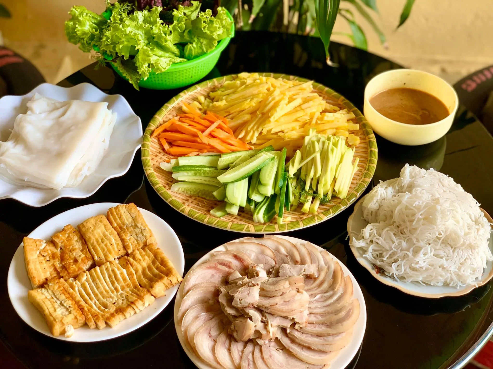 vietnamtour Rodina z ČR ochutnává pho na trhu v Hanoji a zjišťuje příznivé ceny ve Vietnamu