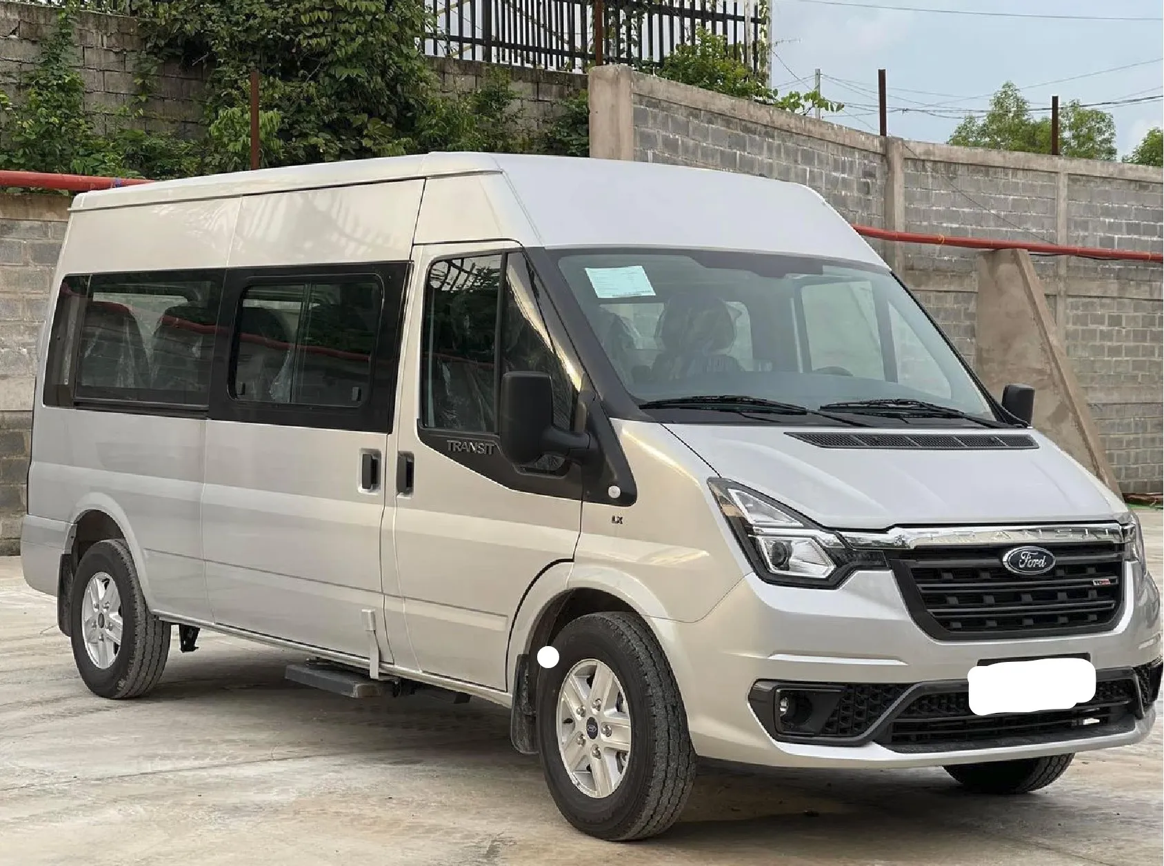 vietnamtour Familie med børnesæder i en privat transfer cam ranh bil.