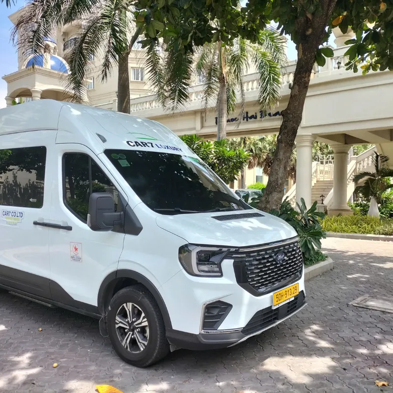 vietnamtour Friendly local driver ready to assist travelers in Vietnam, making renting a car in Vietnam a breeze.