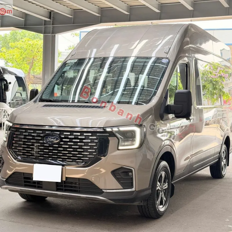 vietnamtour Professionele chauffeur wacht op gasten bij luchthaven Cam Ranh voor een privé transfer cam ranh.
