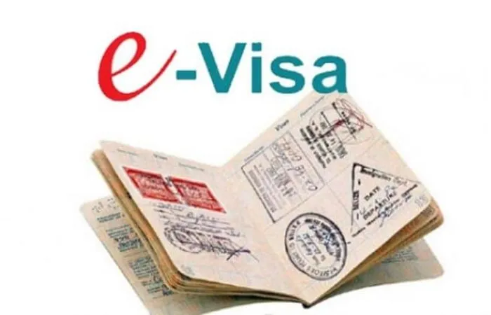 vietnamtour سياح في جولة ثقافية في معبد أنغكور وات ضمن رحلات فاخرة إلى فيتنام وكمبوديا